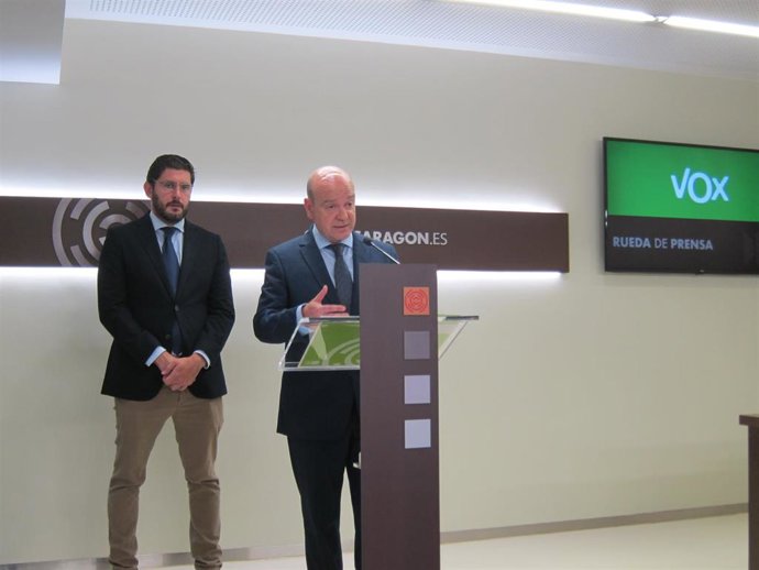 El portavoz adjunto de VOX en las Cortes de Aragón, Santiago Morón, junto al portavoz del grupo, Alejandro Nolasco.