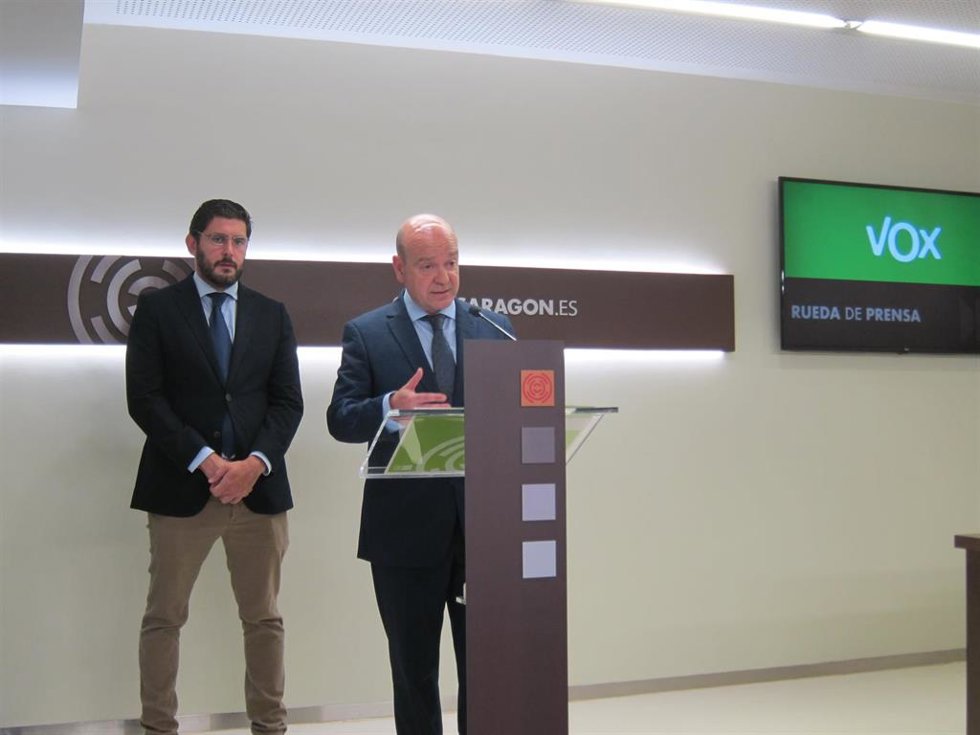 El portavoz adjunto de VOX en las Cortes de Aragón, Santiago Morón, junto al portavoz del grupo, Alejandro Nolasco.
