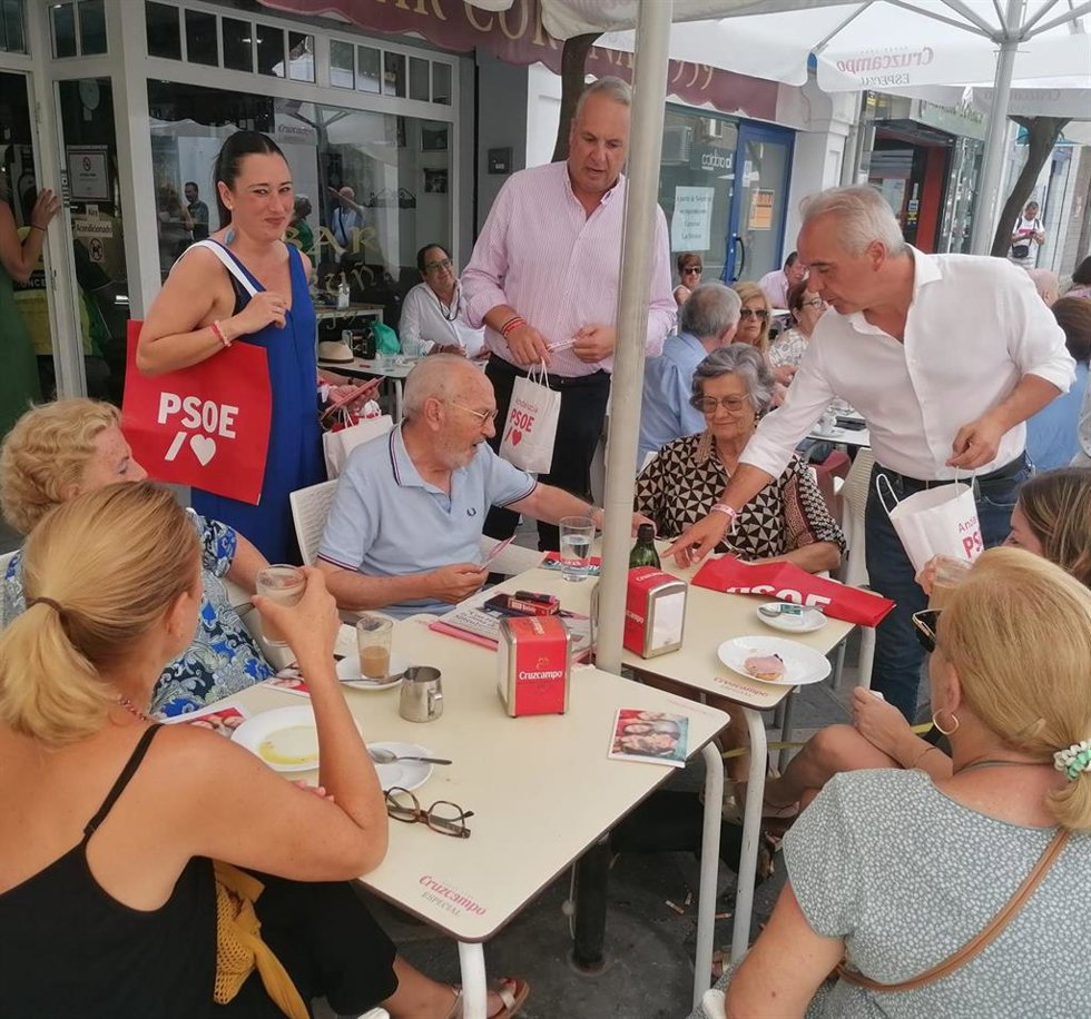Ruiz Boix en un reparto electoral en Algeciras.