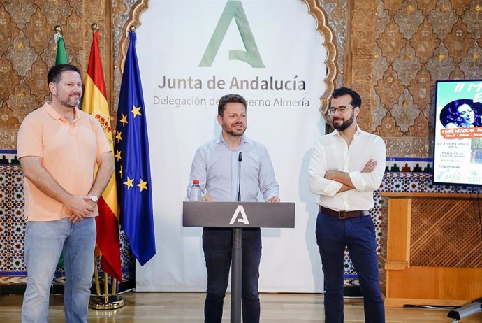 En el centro, el delegado de Cultura, Turismo y Deporte de la Junta de Andalucía en Almería, José Vélez, con el diputado provincial y alcalde de Enix, Álvaro Izquierdo, a su izquierda y presidente de Nuevos Aires, José María Díaz.