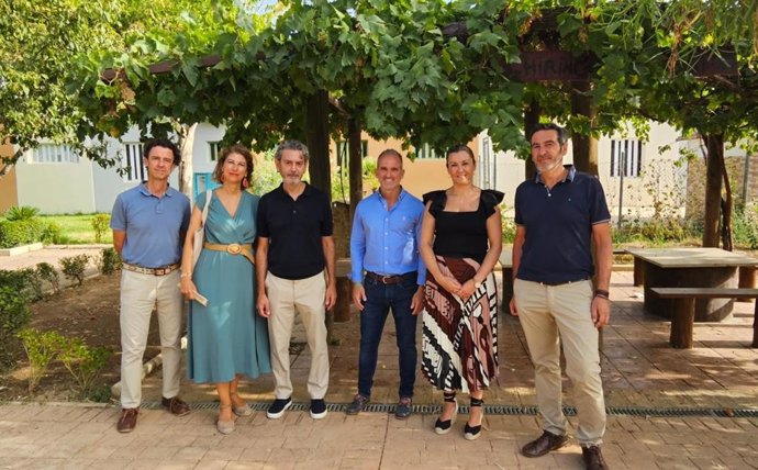 La delegada territorial de Justicia, Raquel López (segunda por la dcha.), en la presentación del proyecto.