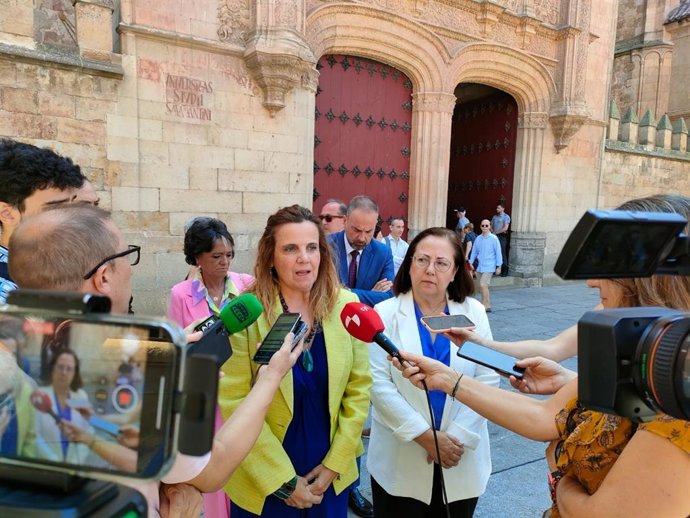 Las candidatas del PP por Salamanca María Jesús Moro (d) y Esther del Brío (i) atienden a los medios