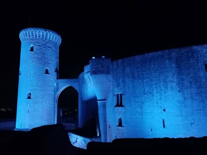 El Castell de Bellver iluminado de azul con motivo del Día Europeo en Memoria de las Víctimas de los Crímenes de Odio.