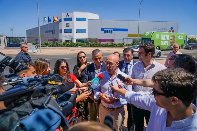 El vicepresidente de Acción Política de Vox, Jorge Buxadé, atiende a los medios en Almendralejo (Badajoz)