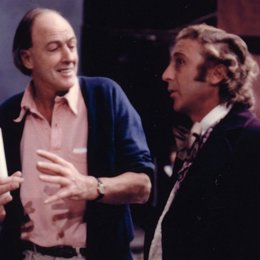 El escritor Roald Dahl, a la izquierda de la imagen, durante una escena de la película 'Willy Wonka y la Fábrica de Chocolate' (1971).