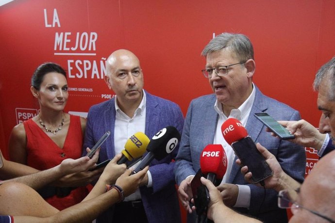 El secretario general del PSPV-PSOE y expresident de la Generalitat, Ximo Puig, y el secretario del PSPV de la provincia de Alicante y cabeza de lista al Congreso por Alicante, Alejandro Soler.