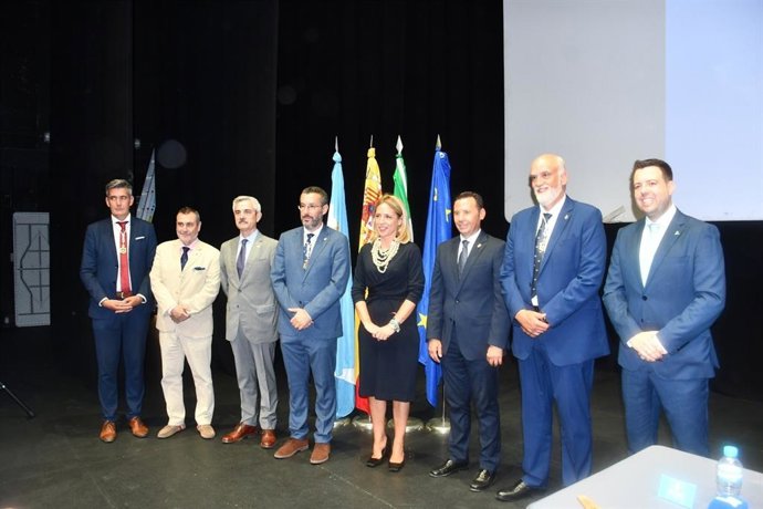 Almudena Martínez con autoridades de La Línea en la celebración del 153 aniversario de la ciudad.