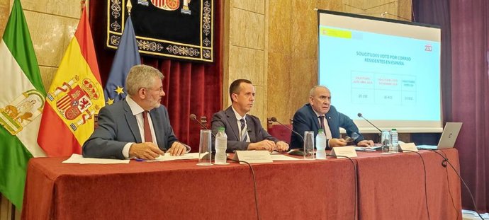En el centro, el subdelegado de Gobierno presenta el dispositivo de las elecciones generales en Almería.