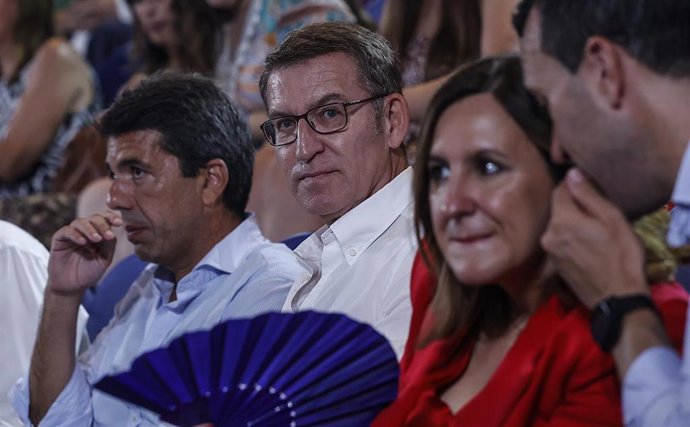 El presidente del PP y candidato a la presidencia Alberto Núñez Feijóo (c), durante un mitin central del Partido Popular, a 20 de julio de 2023, en Valencia, Comunidad Valenciana (España). Feijóo ha elegido Valencia para su mitin central de campaña, un 