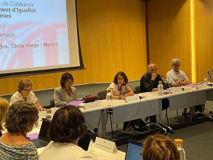 La consellera Tnia Verge durant la reunió