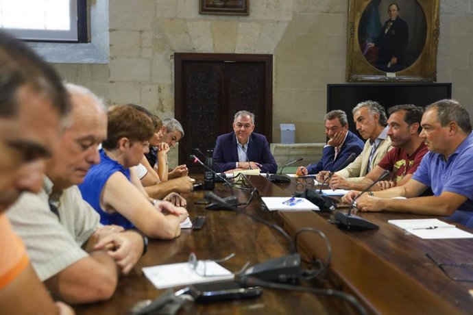 El alcalde de Sevilla, José Luis Sanz, en el encuentro mantenido con los sindicatos de los trabajadores del Ayuntamiento.