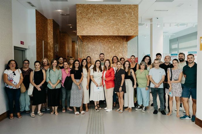 La consejera de Acción Social del Cabildo de Tenerife, Águeda Fumero, en una reunión con representantes de asociaciones del Tercer Sector