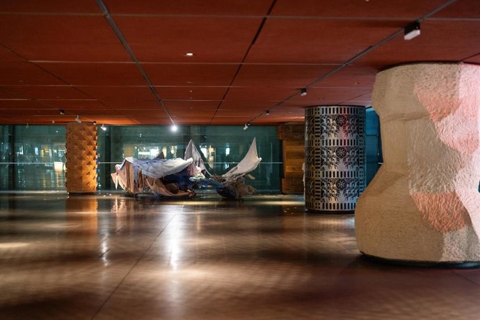 La escultura 'Horizonte Nuca' de Elena Aitzkoa en el atrio de Azkuna Zentroa.