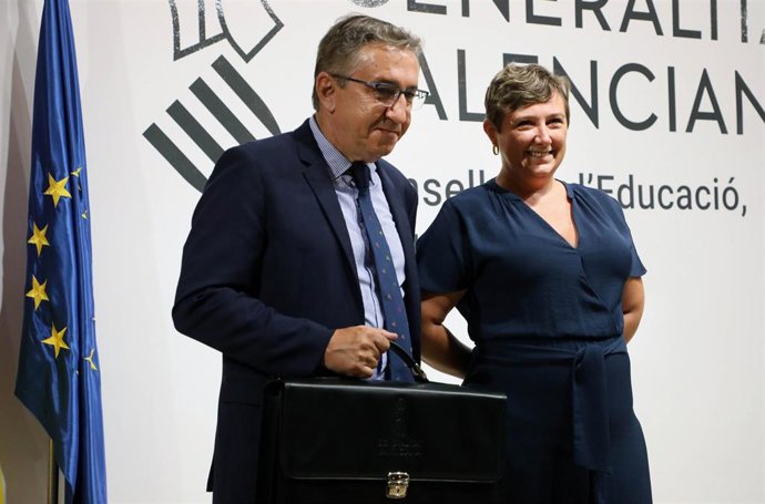 El nuevo conseller de Educación, Universidades y Empleo de la Generalitat Valenciana, José Antonio Rovira, recibe la cartera de manos de su predecesora en el cargo, Raquel Tamarit