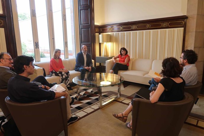 Trobada entre la presidenta del Parlament, Anna Erra, i representants d'Appec, mnium i Plataforma per la Llengua