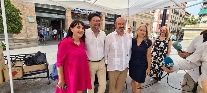 El vicesecretario nacional de Coordinación Autonómica y Local, Pedro Rollán, y el alcalde de Alicante y presidente local del PP, Luis Barcala, y otros miembros de la candidatura del PP.