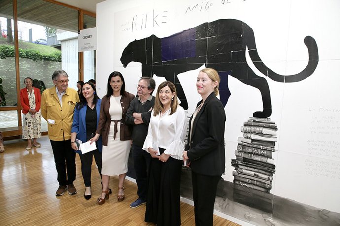 La presidenta de Cantabria, María José Sáenz de Buruada, junto a la consejera de Cultura, Eva Guillermina Fernández,  ante una de las obras de ArteSantander