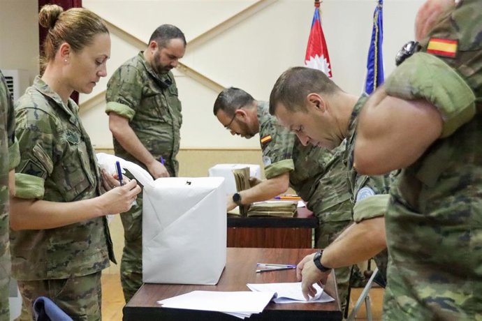 Militares en el exterior votando por correo para las elecciones generales del 23 de julio