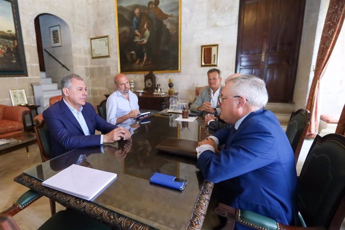 El alcalde de Sevilla, José Luis Sanz, con el delegado de Fiestas Mayores, Manuel Alés, y una representación de la Hermandad del Santo Entierro.