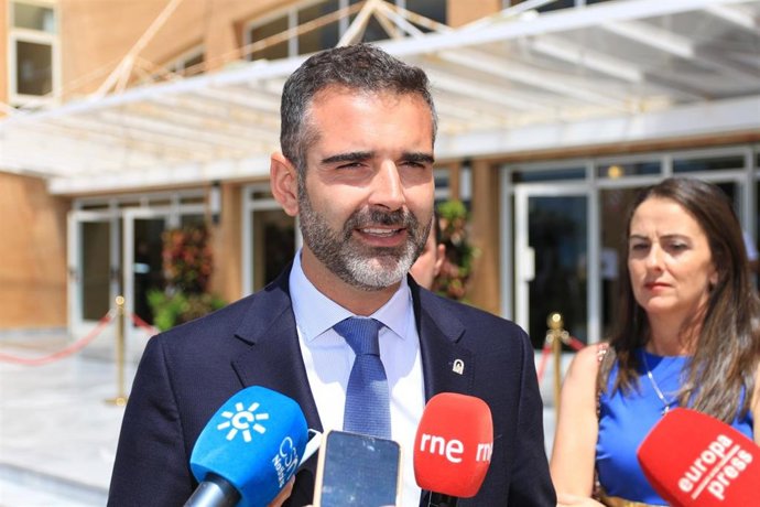 Archivo - El consejero de Sostenibilidad, Medio Ambiente y Economía Azul de la Junta de Andalucía y portavoz del gobierno, Ramón Fernández-Pacheco.