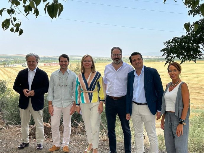 Miembros del PP en los terrenos donde se ubicará la futura Base Logística del Ejército de Tierra.