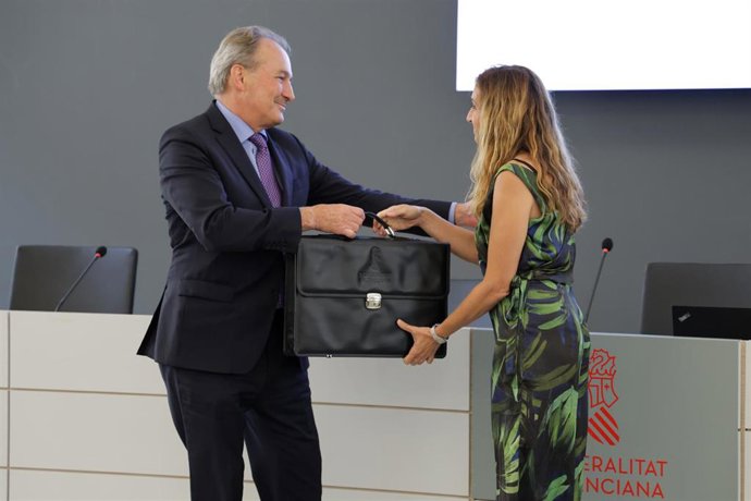 El nuevo conseller de Agricultura de la Generalitat Valenciana, Jose Luís Aguirre, recibe la cartera de manos de su predecesora, Isaura Navarro.