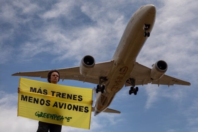 Archivo - Greenpeace denuncia "subvenciones encubiertas" del Gobierno de Cantabria a vuelos "no rentables"