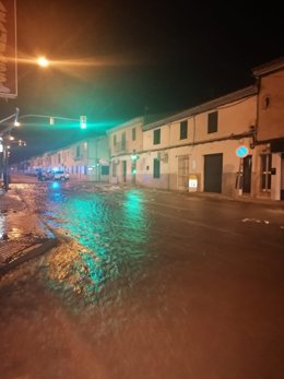 Agua recorriendo las calles del barrio de Es Pillarí tras la rotura de una arteria.