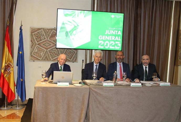 De izquierda a derecha: Carlos Aranda, director Gerente de Fraternidad-Muprespa, Bartolomé Lora, vicepresidente de Fraternidad-Muprespa, Juan Manuel Ruiz Santana, secretario de la Junta Directiva, y Jesús Mas, director del Centro de Asesorí