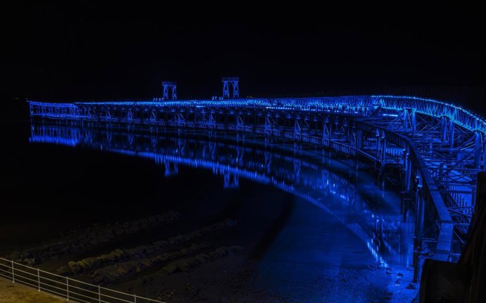 Archivo - Muelle del Tinto iluminado de azul.