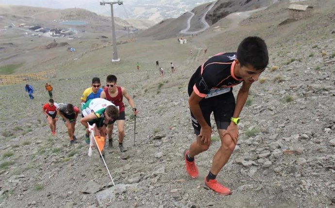 Corredores llegando a la meta, por encima de los 3.000 metros.