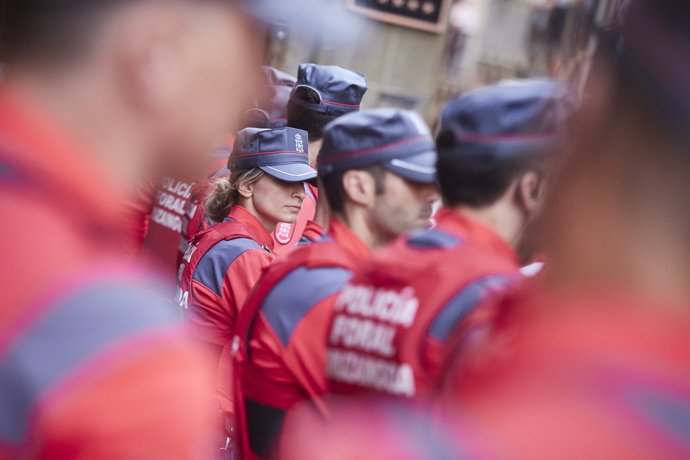 Miembros de la Policía Foral durante el sexto encierro de las fiestas de San Fermín 2023, a 12 de julio de 2023, en Pamplona, Navarra (España). 