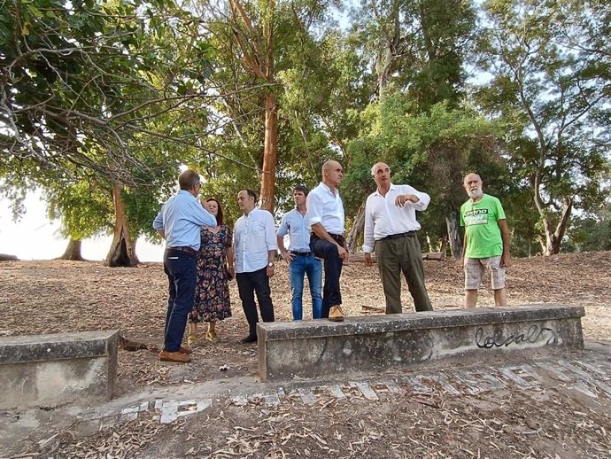 El portavoz del grupo municipal socialista, Antonio Muñoz, en una visita esta semana a la Dehesa de Tablada con representantes de la Mesa Ciudadana por una Tablada Verde.