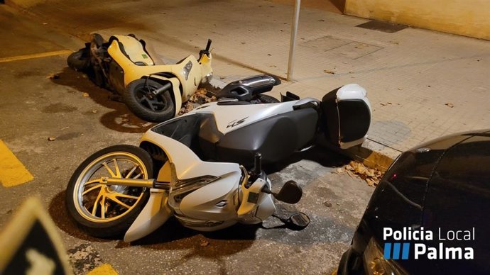 Dos motos en el suelo.