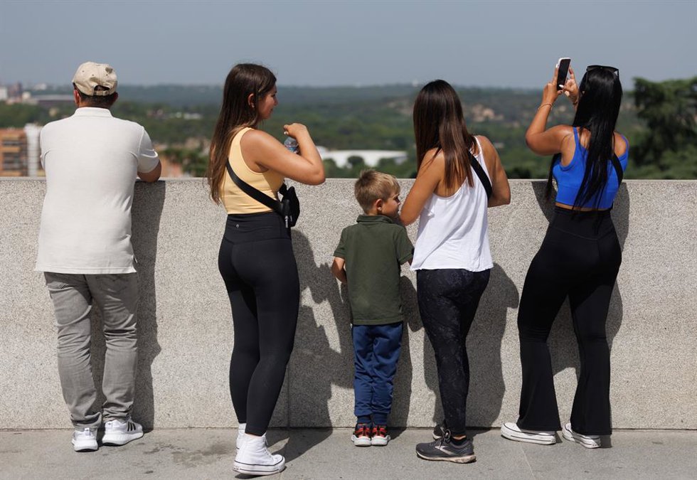 Turistas toman fotografías frente al Palacio Real de Madrid, a 17 de julio de 2023, en Madrid (España). 