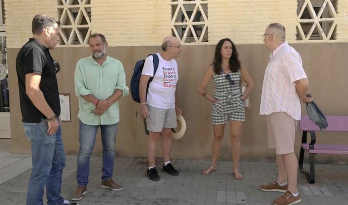 El candidato al Congreso de los Diputados por Sumar en la provincia de Huelva, Rafael Sánchez Rufo, junto a otros representantes de la formación, en el centro de salud del Molino de la Vega de Huelva.