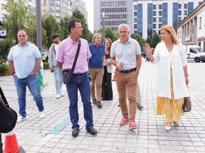 La candidata número uno al Senado por el Partido Popular de Cantabria, Elena Castillo, con representantes de trabajadores ferroviarios
