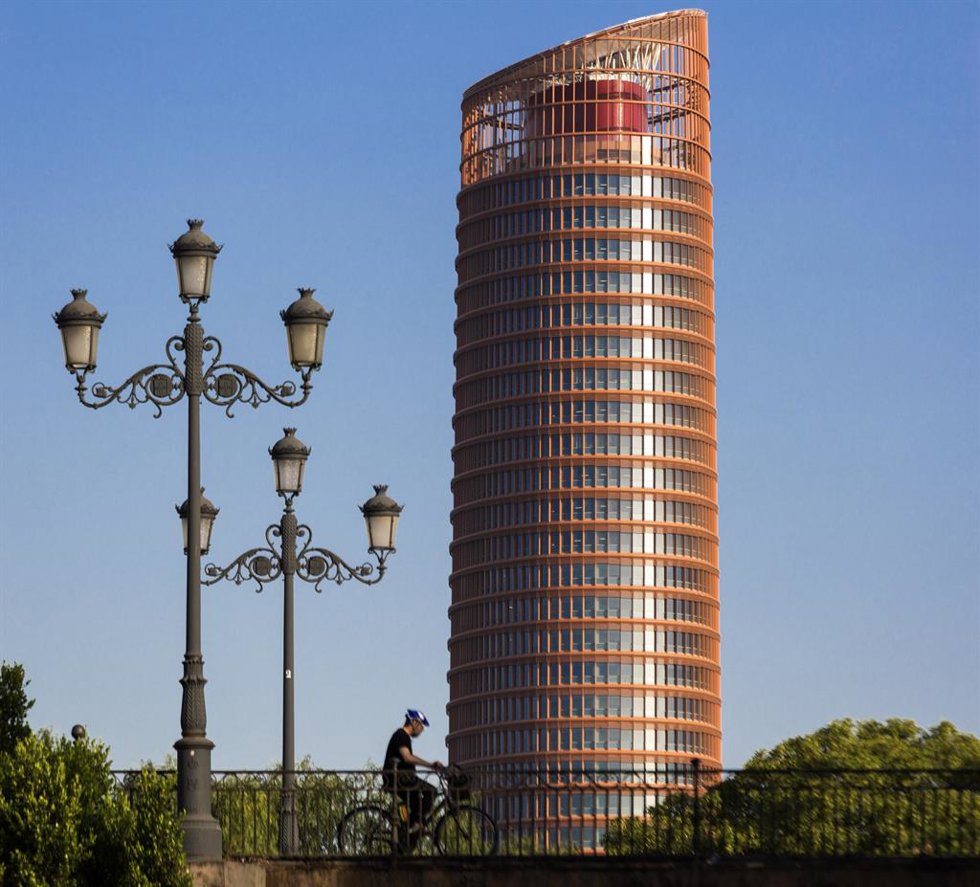 Archivo - El centro comercial Torre Sevilla instala 20 puntos de carga para vehículos eléctricos. 