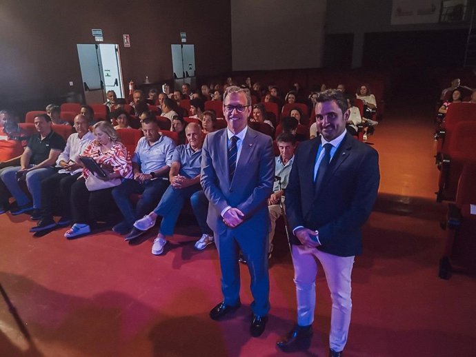 El consejero de Empleo, Mariano Veganzones, junto con el jefe del Ecyl de Zamora, Efrén Vázquez.