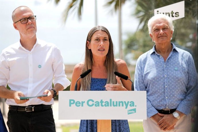 La candidata de Junts al Congreso por Barcelona, Míriam Nogueras, con el candidato por Tarragona, Josep Maria Cruset