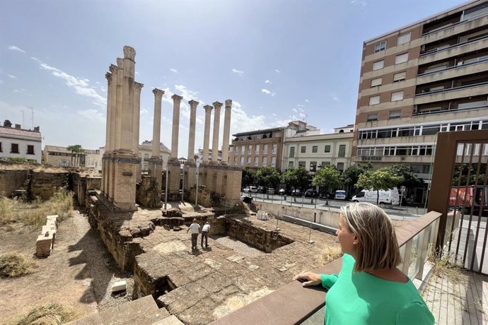 Isabel Albás observa los trabajos de de limpieza y desbroce que se realizan en el Templo Romano de Córdoba.