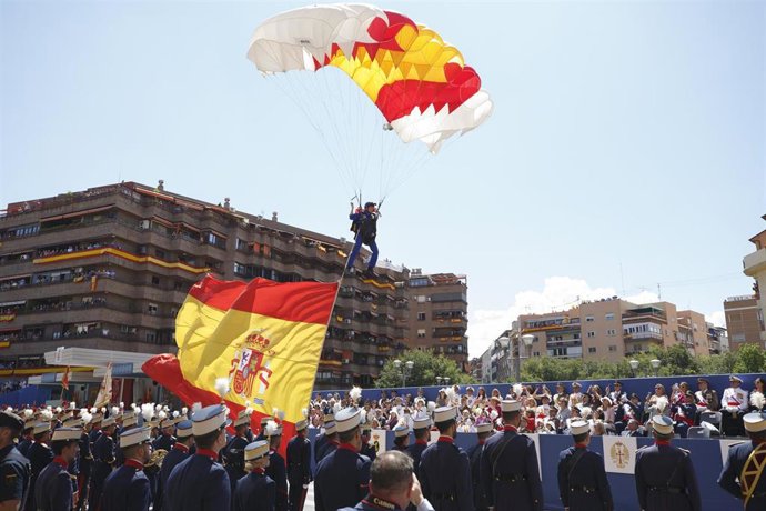 Archivo - Desfile de Día de las Fuerzas Armadas celebrado en Granada. Archivo.