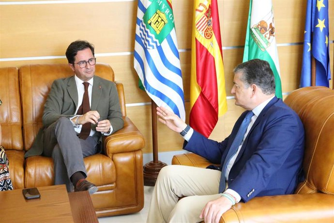 El alcalde de El Ejido (Almería), Francisco  Góngora, se reúne con el consejero de la Presidencia, Interior, Diálogo Social y Simplificación Administrativa, Antonio Sanz.