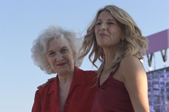 La vicepresidenta segunda, ministra de Trabajo y líder de Sumar, Yolanda Díaz (d), y la actriz Marisa Paredes (i), durante el acto de inicio de campaña de Sumar para las elecciones del 23J, a 6 de julio de 2023, en A Coruña, Galicia (España).