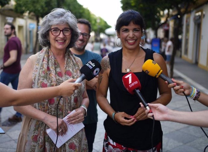 Pilar González y Teresa Rodríguez atienden a los periodistas.