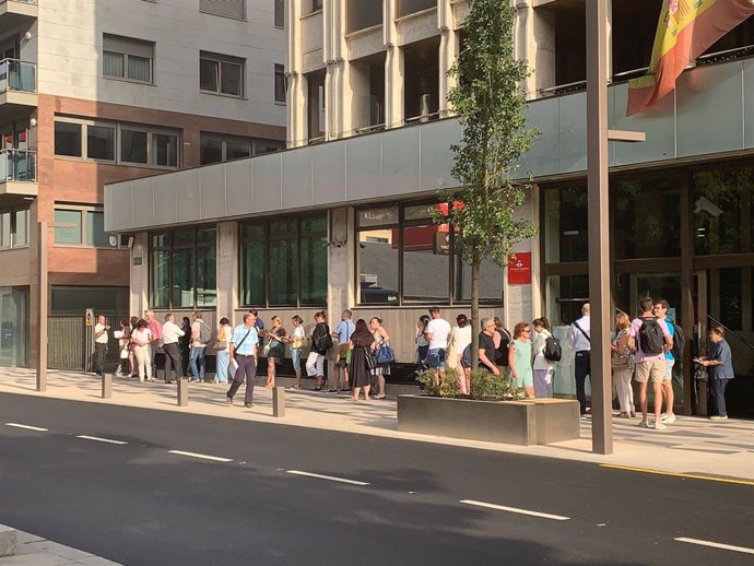Gente haciendo cola el miércoles pasado para votar en la embajada de España en Andorra