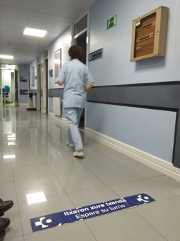 Archivo - Una enfermera en un hospital de Euskadi.