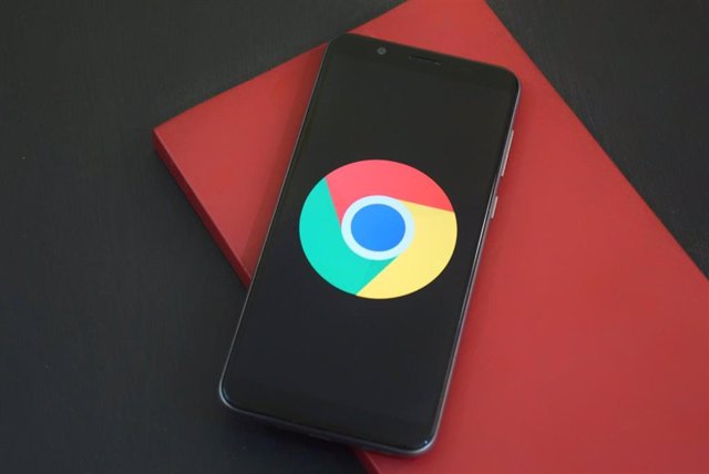 Archivo - Logo de Google Chrome en un móvil.