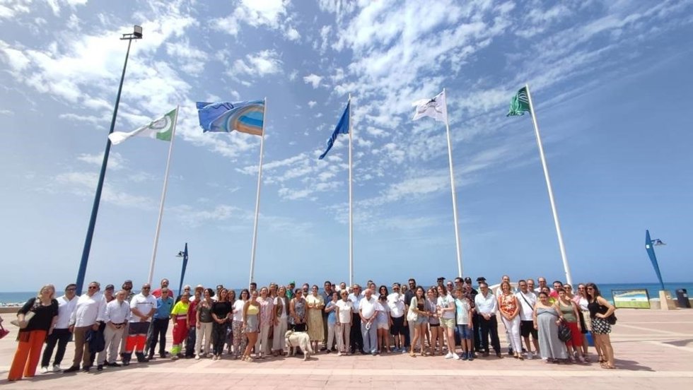 Izada de la bandera azul en La Barrosa en Chiclana.