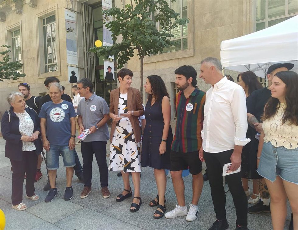La portavoz nacional del BNG, Ana Pontón, participa en un acto con la cabeza de lista por Ourense, Noa Presas.